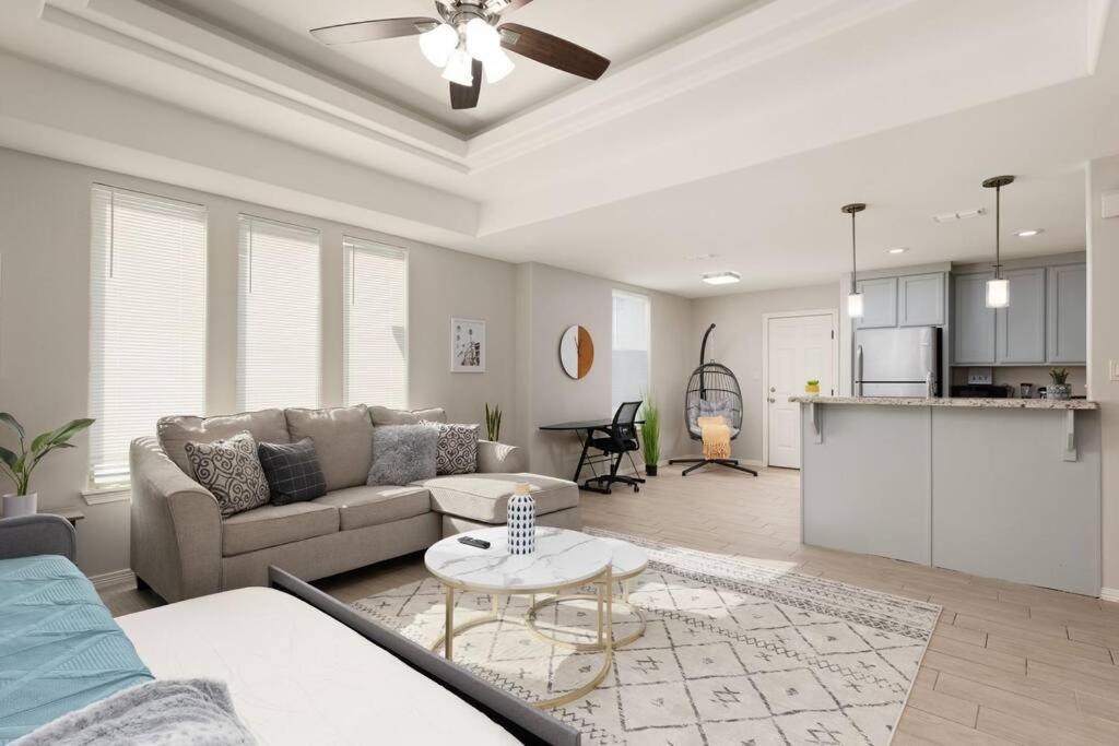 Cozy 3 Bed 2 Bath Apartment, Near Shopping Plazas, Expressway And Free Parking Edinburg Bagian luar foto